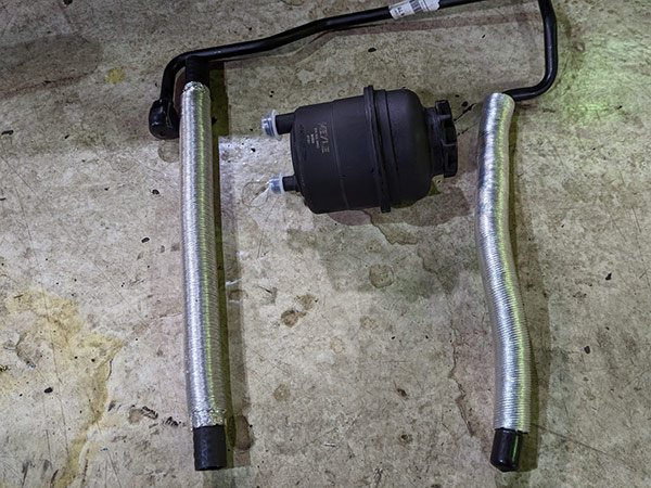 MINI クーパー R50 パワーステアリングオイル漏れ